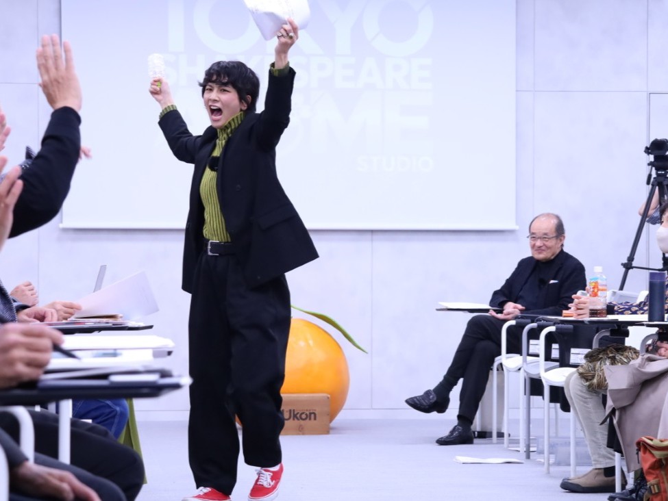 gacco_ukon's tweet image. #Ukon第6期 ついに開講！！
初回は演出家 #木村龍之介 さんによる #シェイクスピア 講座。言葉だけじゃない、全身で〈伝える〉演劇のパワーに息をのむ連続！人生の先輩シェイクスピアが、こんなにも近くに感じられるなんて。
「ああ、シェイクスピアってこんなにも面白いんだ！」と誰もが叫んだはず！