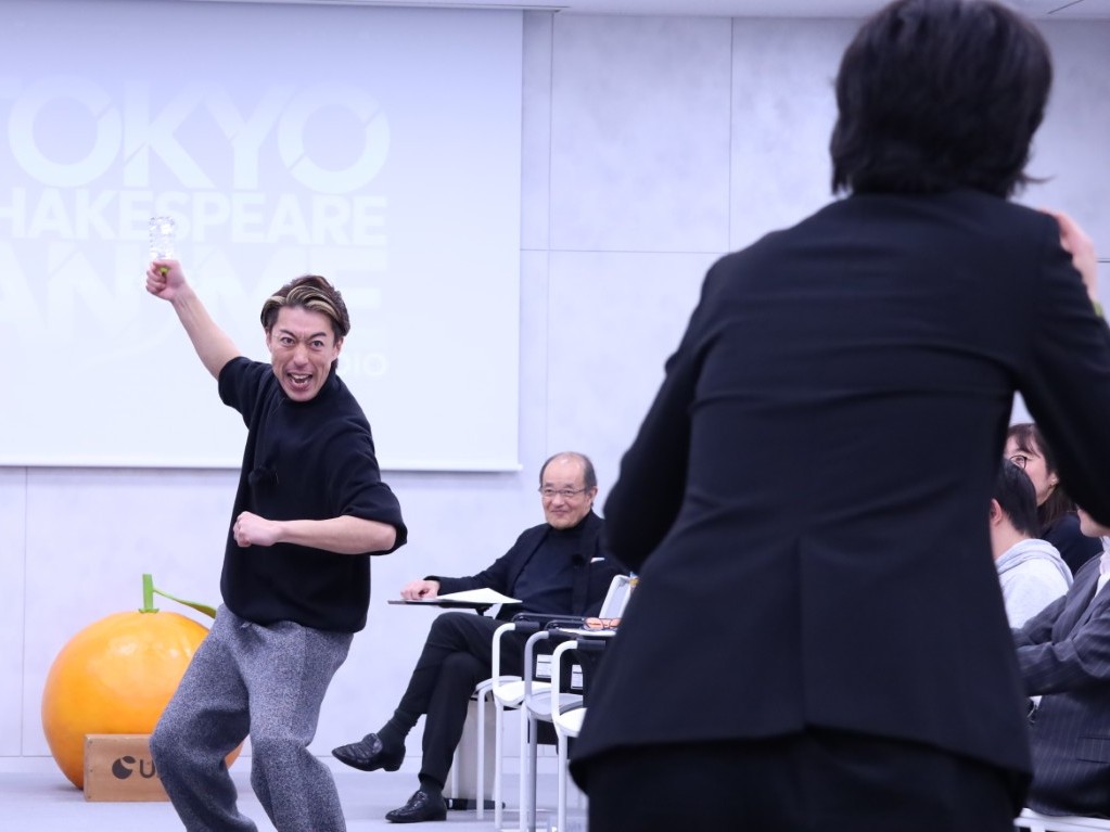 gacco_ukon's tweet image. #Ukon第6期 ついに開講！！
初回は演出家 #木村龍之介 さんによる #シェイクスピア 講座。言葉だけじゃない、全身で〈伝える〉演劇のパワーに息をのむ連続！人生の先輩シェイクスピアが、こんなにも近くに感じられるなんて。
「ああ、シェイクスピアってこんなにも面白いんだ！」と誰もが叫んだはず！