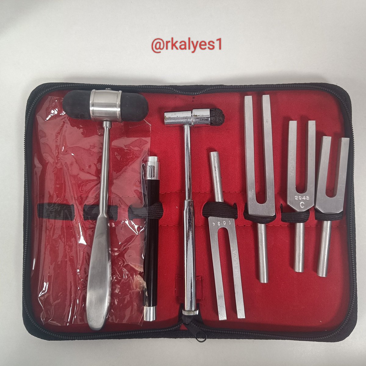 🔥 My examination set for the day for diabetic patients!
👉 Which key instrument is missing?