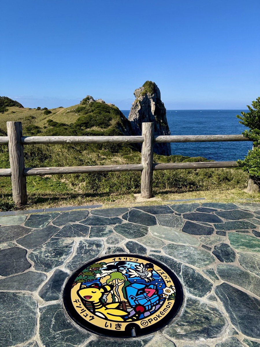 nagasaki_denryu's tweet photo. 今日は壱岐市の黒崎園地の猿岩で行われた「ポケふた」お披露目式＆設置式にデンリュウが遊びに行きました！！

猿岩と壱岐の美しい風景を背景に「ポケふた」が撮れちゃいます☺️ https://t.co/b2MllpW0DH
