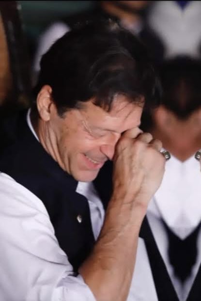 کمنٹ میں Free Imran Khan لکھیں اور اپنی فالورز کو بڑھائیں، شکریہ