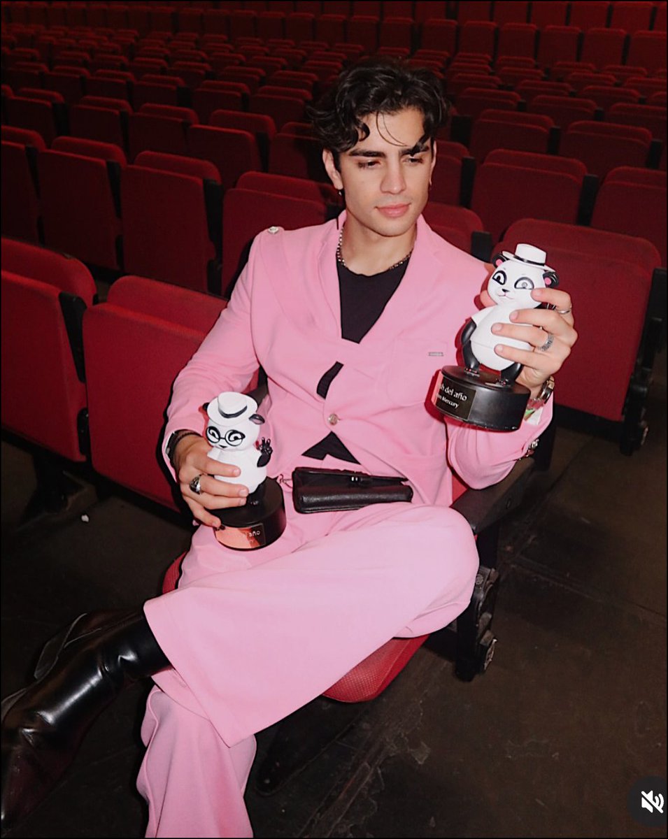 Mariana88224152's tweet image. El verdadero no te vamos a soltar aquí reflejado mi gatito hermoso✨ tús mercurials se multiplicaron al igual que tus premios  sí señor 🫡 gracias chicas por llegar y quedarse las amamos mucho 🫶🙌

#AaronMercury 
#LaCasaDeAaron