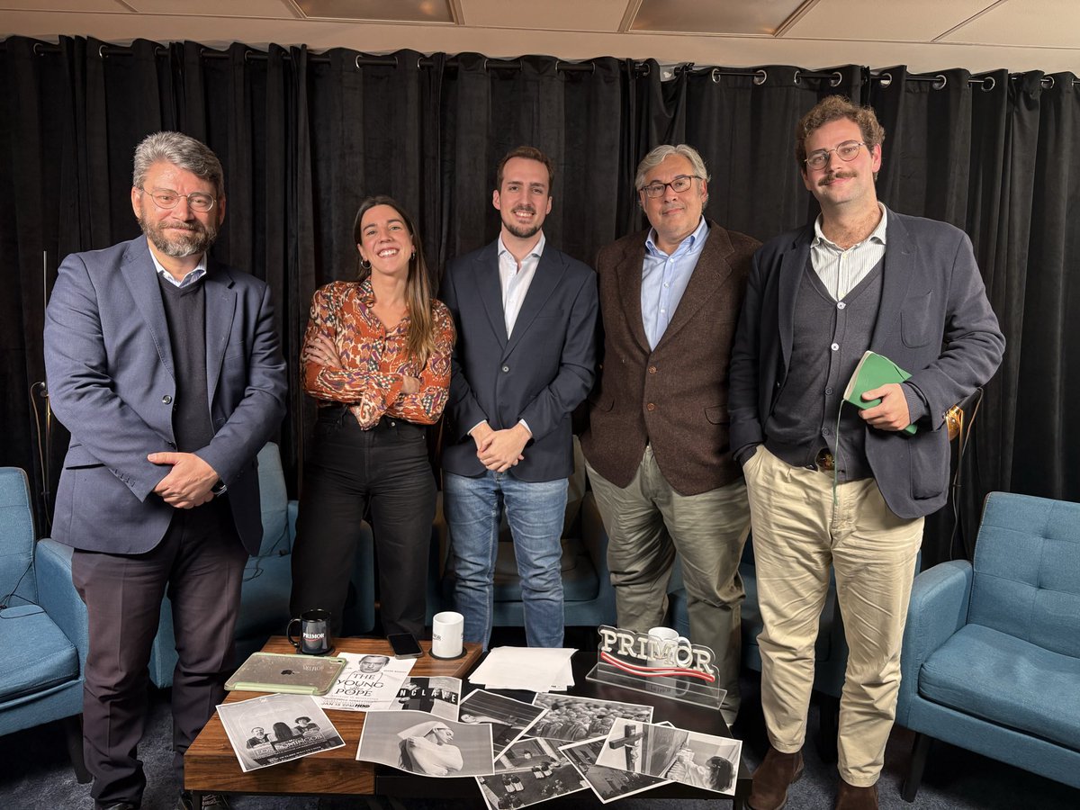 almucdomper's tweet photo. ¿Tiene sentido hablar de ‘moda’ de lo católico? 

Sobre la cuestión, Juan Manual de Prada, @Torremarte1, @JulioLlorente4 y yo estuvimos disertando en el podcast Contrapoder de @viOnemedia. Lo podréis ver este domingo. Gracias @carlospadilla_3 por traer este tema a la palestra. https://t.co/9xAOqkwgFq