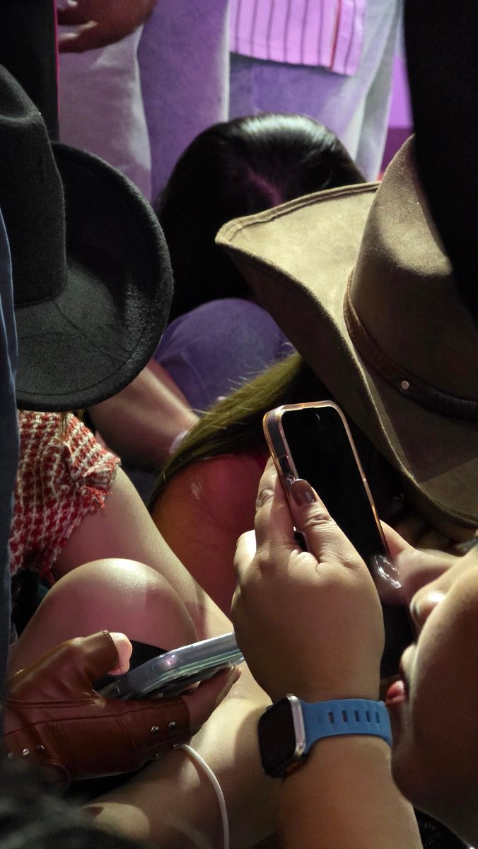 iamfans26robles's tweet image. Napagod na ang dalawa Cowgirl umupo na 😄
1 hour nalang aiahcey laban lang tayo sa ngalay🥰
#DEADLINE_IN_BULACAN #BLACKPINK_DEADLINE_in_BULACAN #BLACKPINK_WORLDTOUR2025 #BLACKPINK