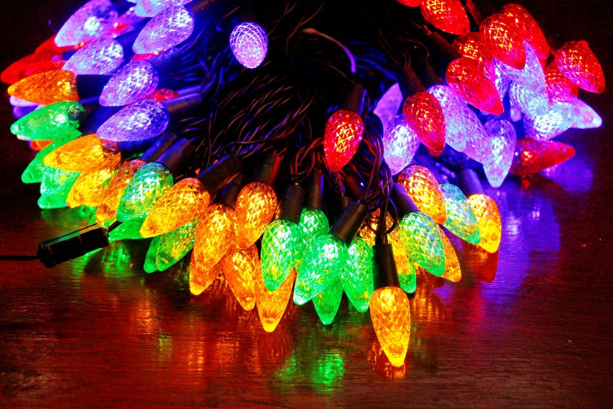 Whatadapperchap's tweet image. I bought these retro Christmas lights, yesterday. There&apos;s 100 of them &amp;amp; they&apos;re on a strand of 15 metres. I don&apos;t actually know where I&apos;m going to put them but I thought they were rather cool.
