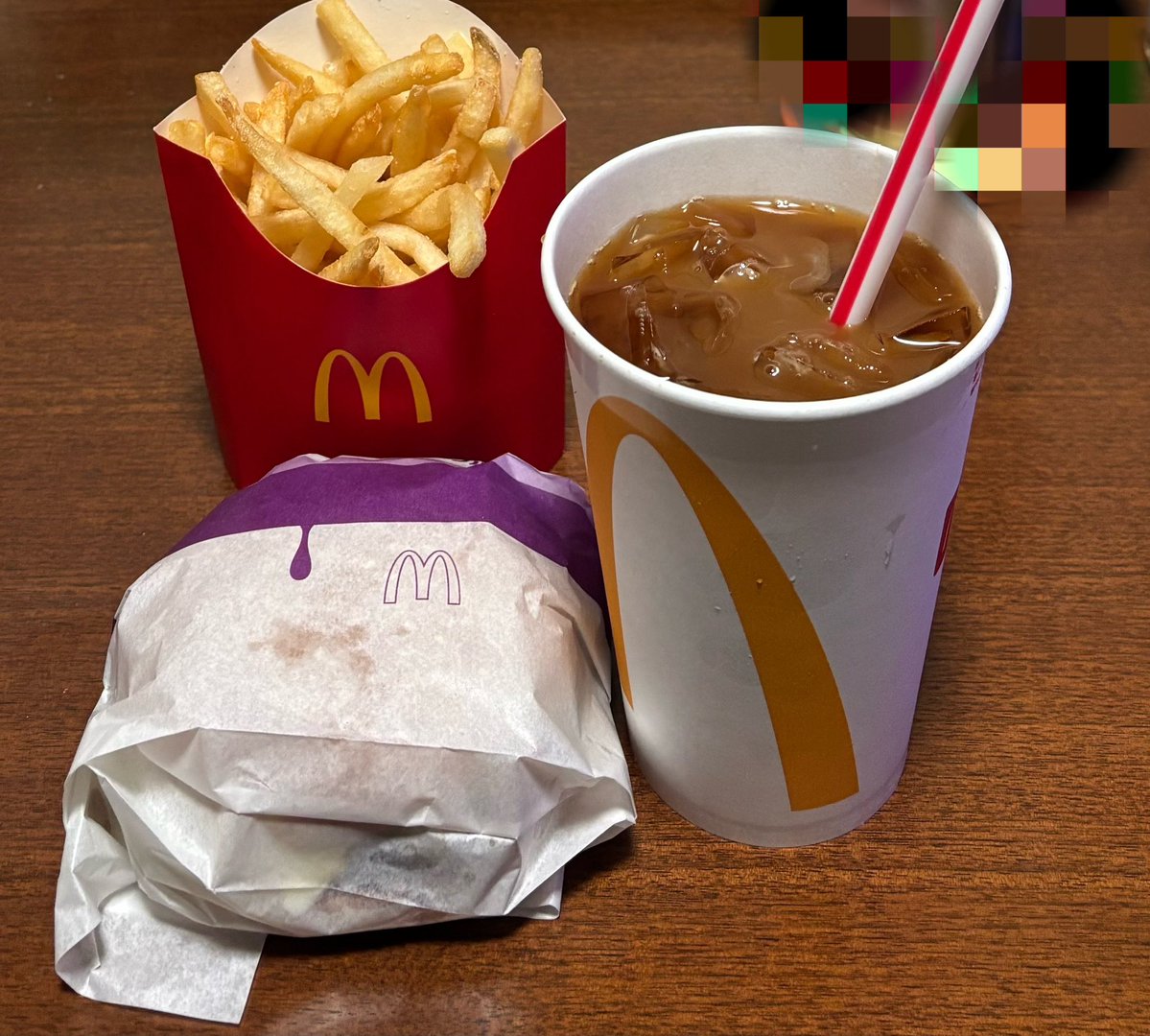 みんな〜こんばんは🌙* :ﾟ
お風呂から上がったよー🛀

今日は。マクド🍔🍟
テリヤキバーガー、フライドポテト🍟
アイスコーヒー

それでは*˙︶˙*)ﾉ"
麦茶でかんぱーい(*･∀-)db(-ω･*)