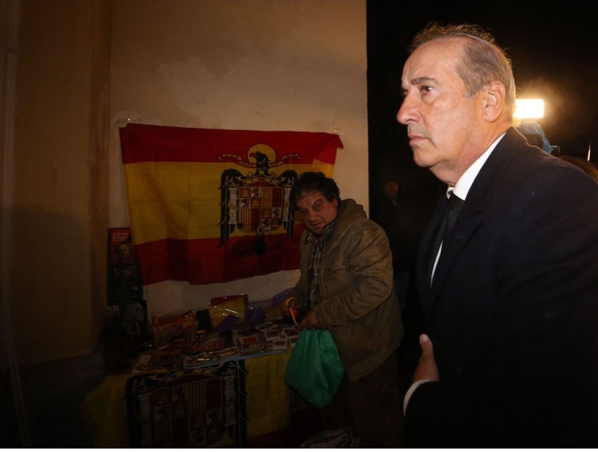 FonsiLoaiza's tweet image. Este es el franquista del puro que agredió sexualmente a unas mujeres activistas delante de cámaras y policías. Sigue en libertad y se dedica a vender impunemente banderas y objetos franquistas.