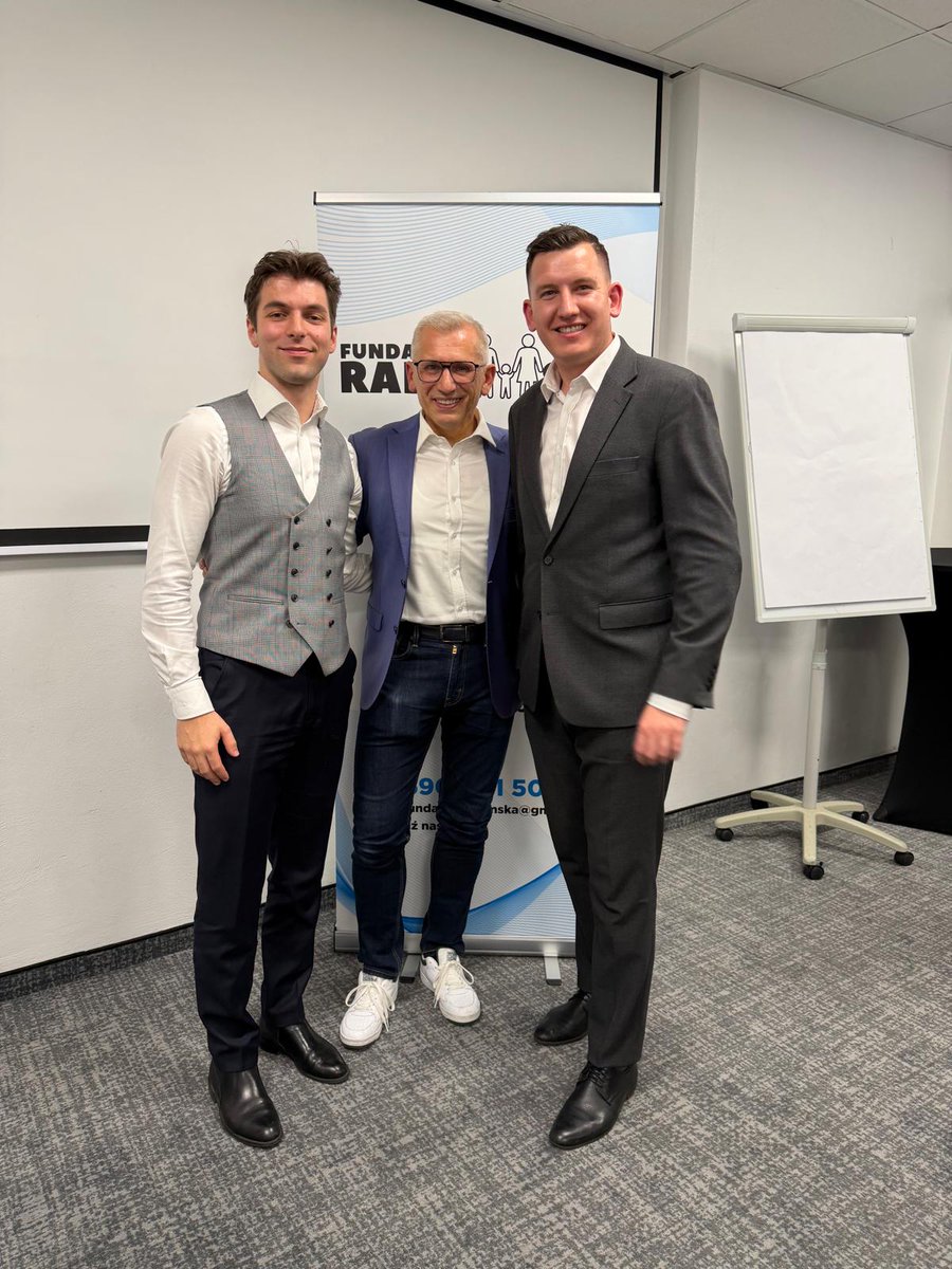 📢🔔RAZEM Z MŁODYMI i... DLA MŁODYCH🤝‼️
Wczoraj miałem przyjemność poprowadzić wykład „Jak być liderem?” dla uczestników AKADEMII MŁODYCH UCZESTNIKÓW, projektu realizowanego przez FUNDACJĘ RADOMSKĄ.
To wyjątkowa inicjatywa, która wspiera młodych w budowaniu kompetencji