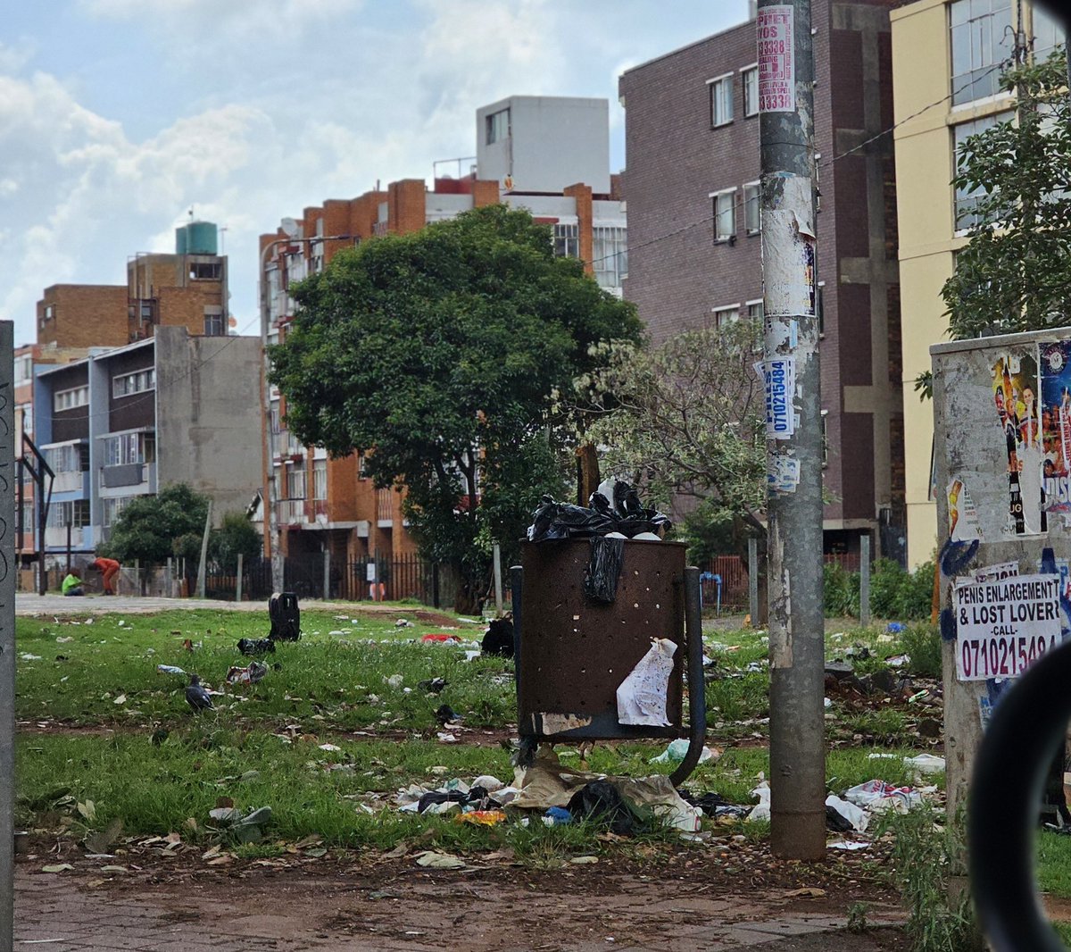 gabrielleozyns1's tweet image. Yeoville/Berea on Joe Slovo cnr Doris Street. This park always looks like this - shocking. We hearing &apos;Accelerated service delivery&apos; Where? Not here. Slogans don&apos;t fix Jhb, actual service delivery does. @RegionF_Joburg @Irenemafune @JoburgParksZoo @pikt @DadaMorero @PresidencyZA
