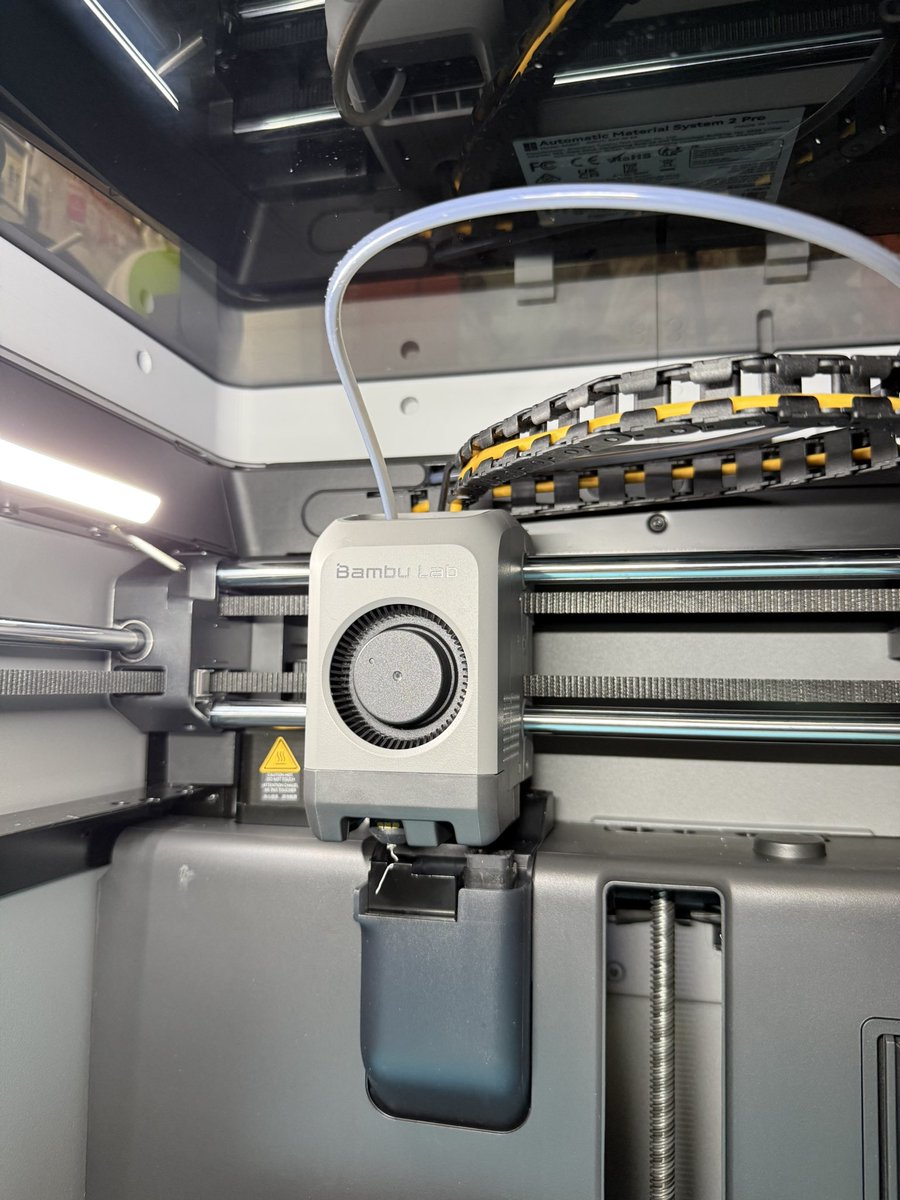 sat_chan_pe's tweet image. プレートいっぱいの部品はワクワクするねヽ(´▽｀)/
ライザー付けて天井に余裕ができた。AMSを持ち上げられるのも便利だけど、前足はめたら折れた😭
AMSの下にはプレート入れ作るのでとりあえずヨシ！
makerworld.com/ja/models/1924…
#P2S
#BambuLab
#サンステラ