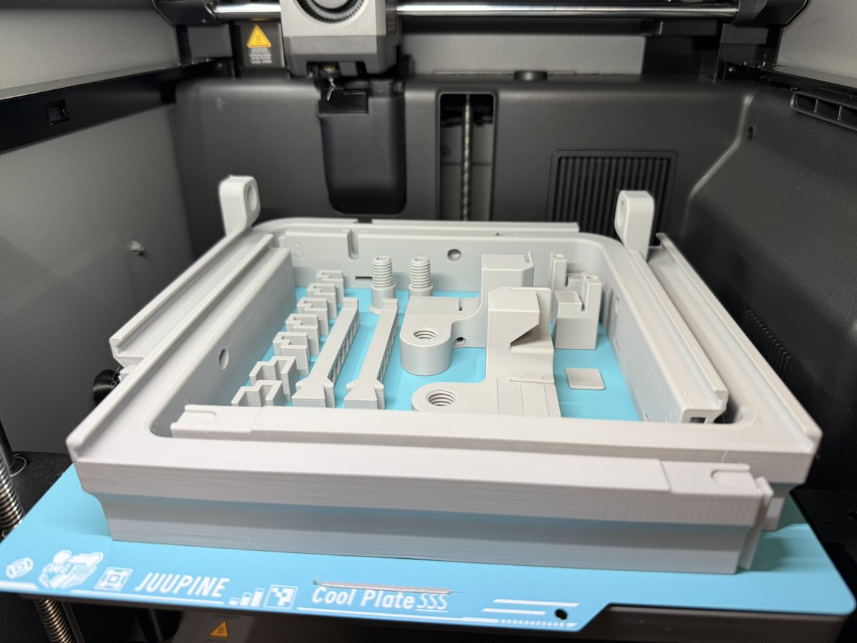 sat_chan_pe's tweet image. プレートいっぱいの部品はワクワクするねヽ(´▽｀)/
ライザー付けて天井に余裕ができた。AMSを持ち上げられるのも便利だけど、前足はめたら折れた😭
AMSの下にはプレート入れ作るのでとりあえずヨシ！
makerworld.com/ja/models/1924…
#P2S
#BambuLab
#サンステラ