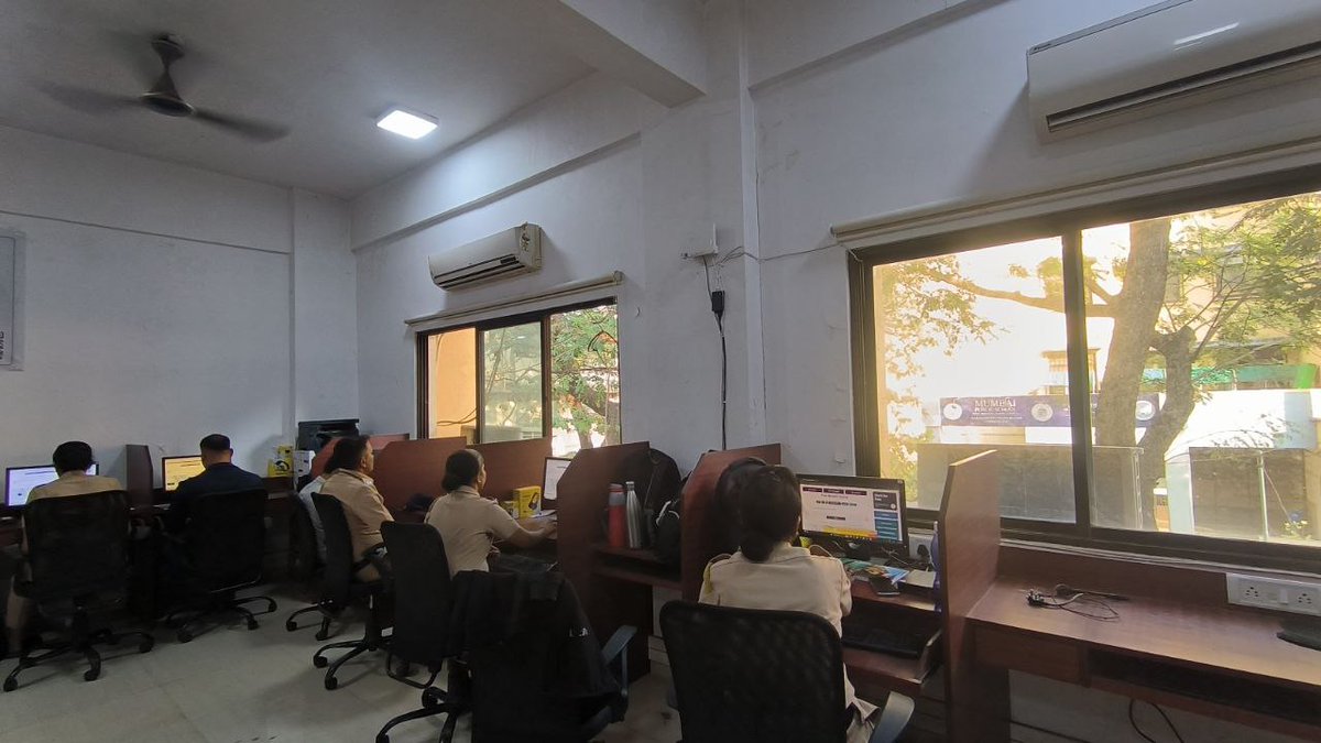 Tech_Veer_2025's tweet image. When we schedule training inside the station, interruptions are frequent (calls, deployments). What environment design will minimise disruption? #TechVeer #DigitalSkills #TrainingDesign #PoliceStationLearning @apnipathshala_