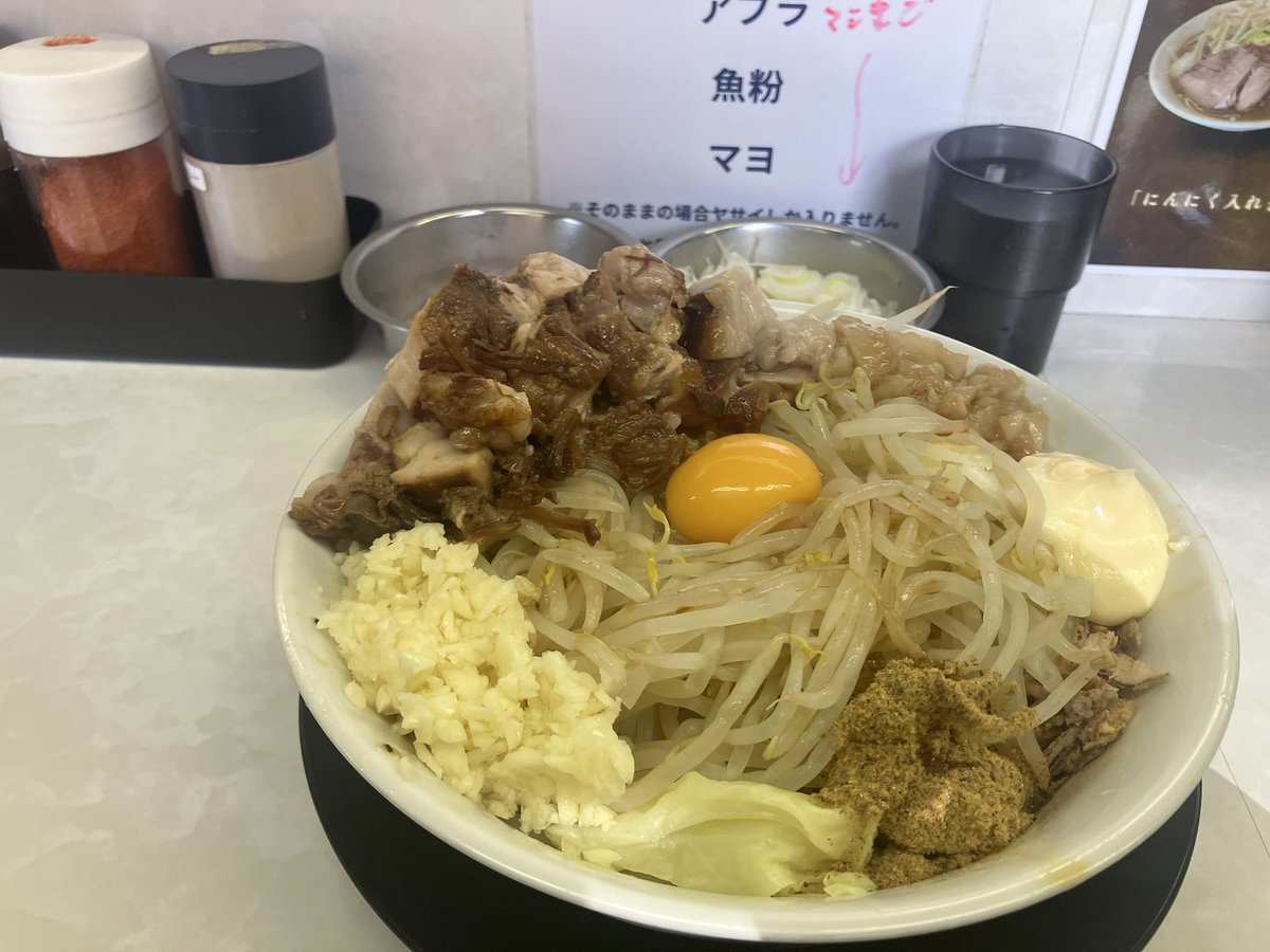 hideaki0426ddr's tweet image. 本日の昼飯　ラーメン豚ヒロ鶴ヶ島店
混ぜそば小全増しとネギと脂卵のトッピング
散歩がてらに久しぶりに食べましたが美味しかったです。後胃もたれしませんでしたので胃に優しい二郎系ラーメンでした。