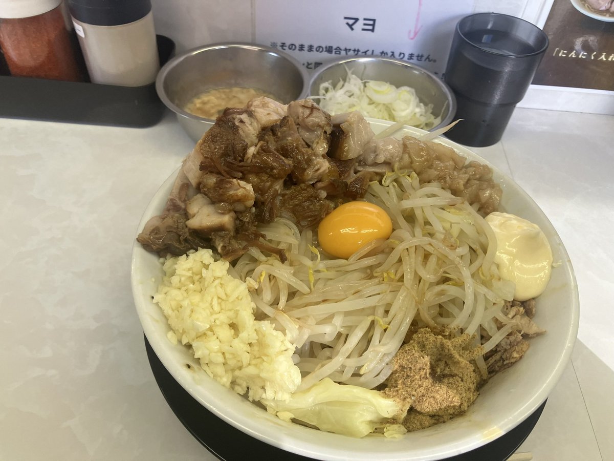 hideaki0426ddr's tweet image. 本日の昼飯　ラーメン豚ヒロ鶴ヶ島店
混ぜそば小全増しとネギと脂卵のトッピング
散歩がてらに久しぶりに食べましたが美味しかったです。後胃もたれしませんでしたので胃に優しい二郎系ラーメンでした。