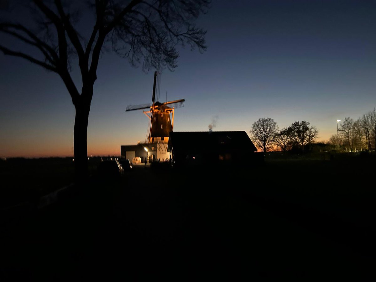 Gisteren kwam de Goedheiligman aan op deze prachtige locatie in Westbroek.  Fanfare Vriendenkring was erbij.  5 liedjes, dus ik heb de tenorsax meegenomen,  dat ging redelijk (niet genoeg lucht om alles te spelen,  maar hé, ik zat er wel weer met een sax!). Kleine stapjes...