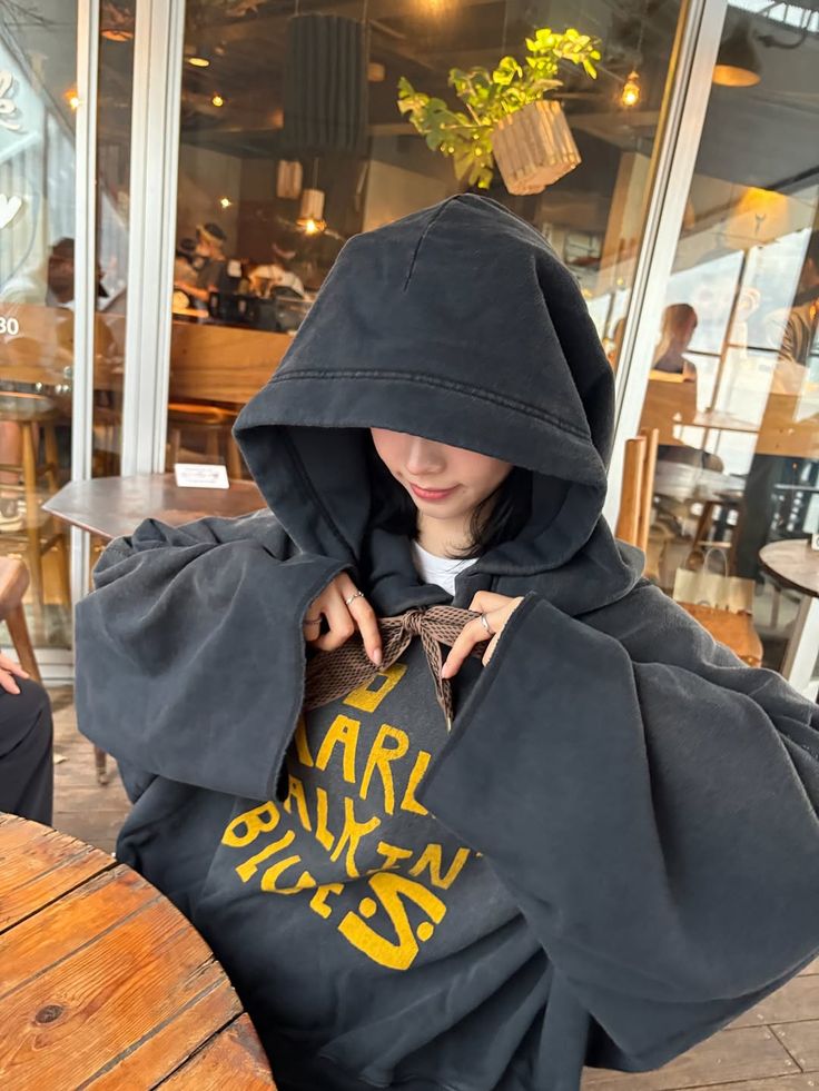 glloury's tweet image. ͏

📍  𝗠𝗼𝗱𝗲𝘅 𝗧𝗼𝘄𝗲𝗿, 𝗝𝗮𝗸𝗮𝗿𝘁𝗮. 
Sesuatu yang baru, kantor baru, kerjaan baru, meetingnya pun dah kaya orang bener. Memang susah kalo muka serius kelakuan misterius kaya aku. 

͏