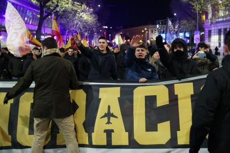 GermanGorraiz's tweet image. Actuará la Fiscalía de oficio?
En la manifestación de la Falange en Madrid permitida por el TSJM, ante la sede del PSOE en Ferraz se escucharon gritos de “Pedro Sánchez, tiro en la nuca”, lo que sería un delito de amenazas o incitación al odio, penado con 1 a 5 años de prisión.
