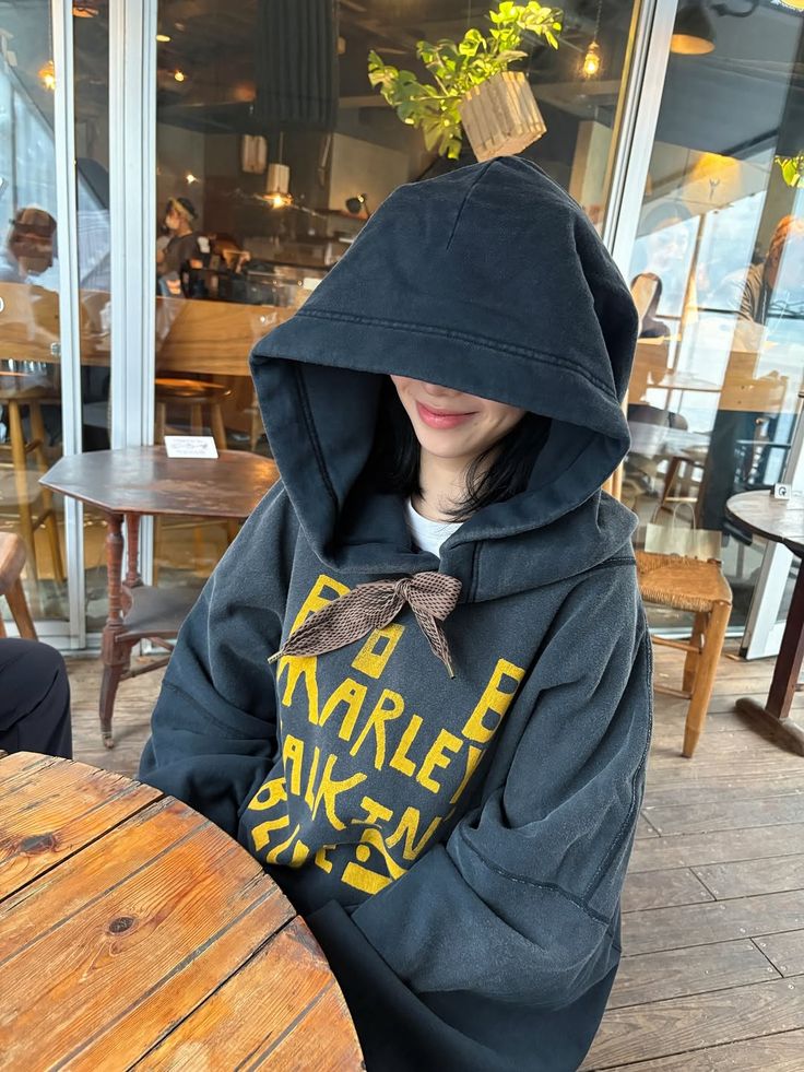 glloury's tweet image. ͏

📍  𝗠𝗼𝗱𝗲𝘅 𝗧𝗼𝘄𝗲𝗿, 𝗝𝗮𝗸𝗮𝗿𝘁𝗮. 
Sesuatu yang baru, kantor baru, kerjaan baru, meetingnya pun dah kaya orang bener. Memang susah kalo muka serius kelakuan misterius kaya aku. 

͏