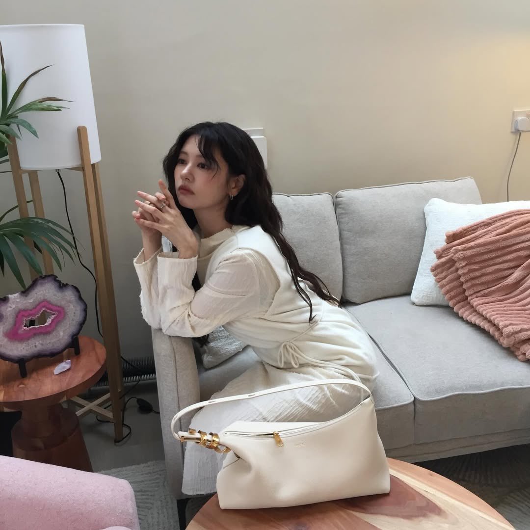 huhkneesinah's tweet image. ssom looks too gorgeous and now I’m greedy because I want her to do a magazine photoshoot every month