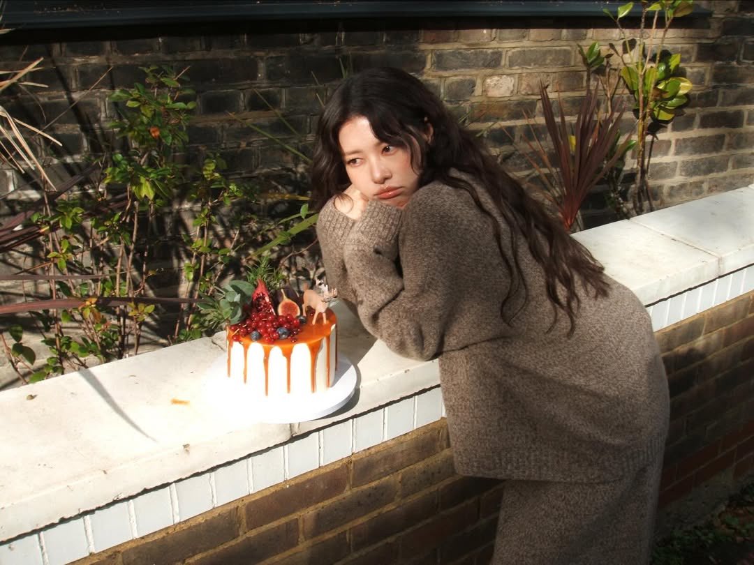 huhkneesinah's tweet image. ssom looks too gorgeous and now I’m greedy because I want her to do a magazine photoshoot every month