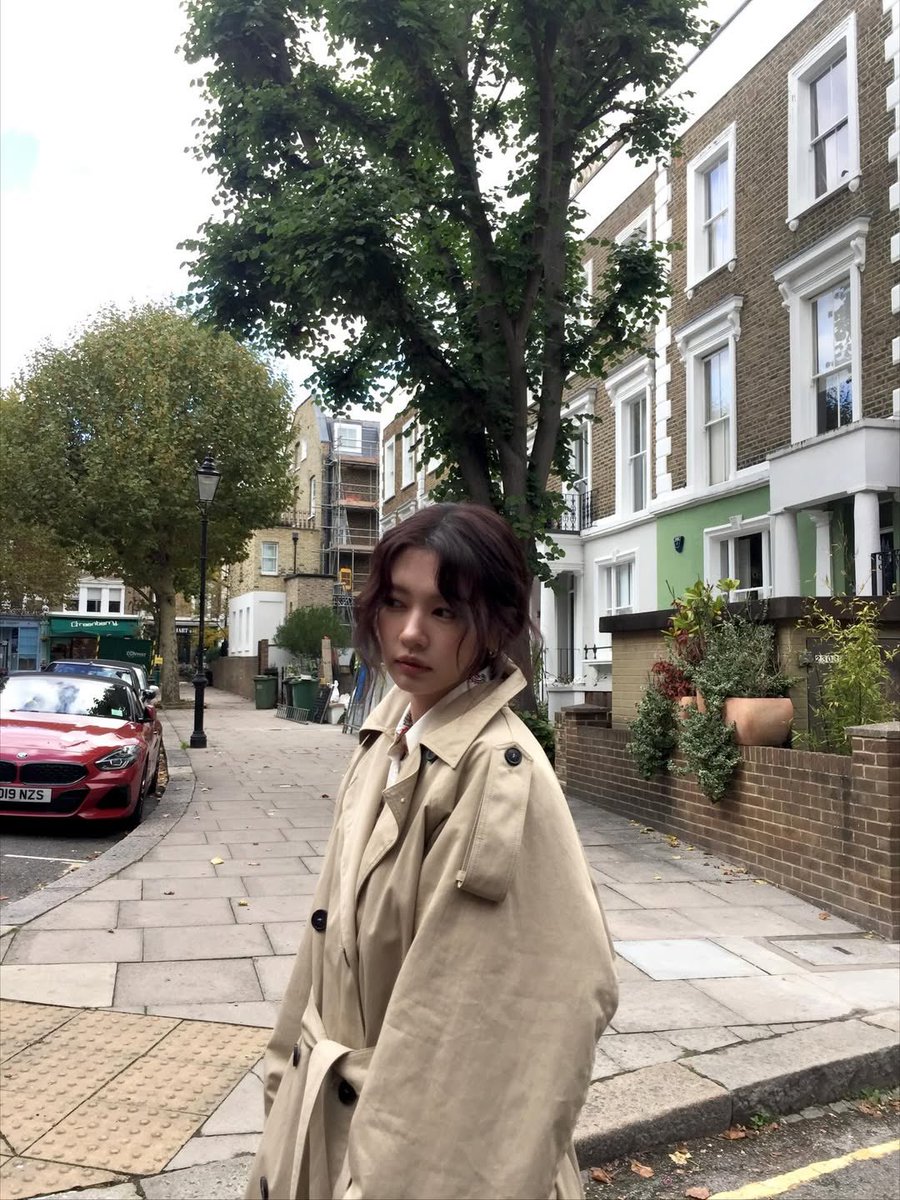 huhkneesinah's tweet image. ssom looks too gorgeous and now I’m greedy because I want her to do a magazine photoshoot every month