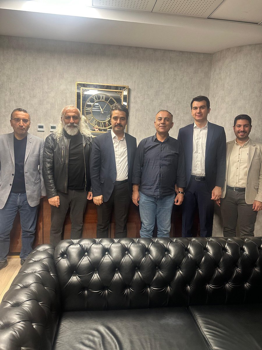gencnevsehir's tweet photo. https://t.co/wS3Z4kVf4U

Nevşehir Dayanışması Ankara'da Buluştu

Milli Savunma Bakanlığı Bütçe ve Mali Hizmetler Genel Müdür Yardımcısı Cengiz Dişli, Genç Nevşehirliler Derneği yönetim kurulu üyesi Av. Fatih Şen'in ofisinde anlamlı bir ziyaret gerçekleştirdi. https://t.co/xCPdBZmAE8