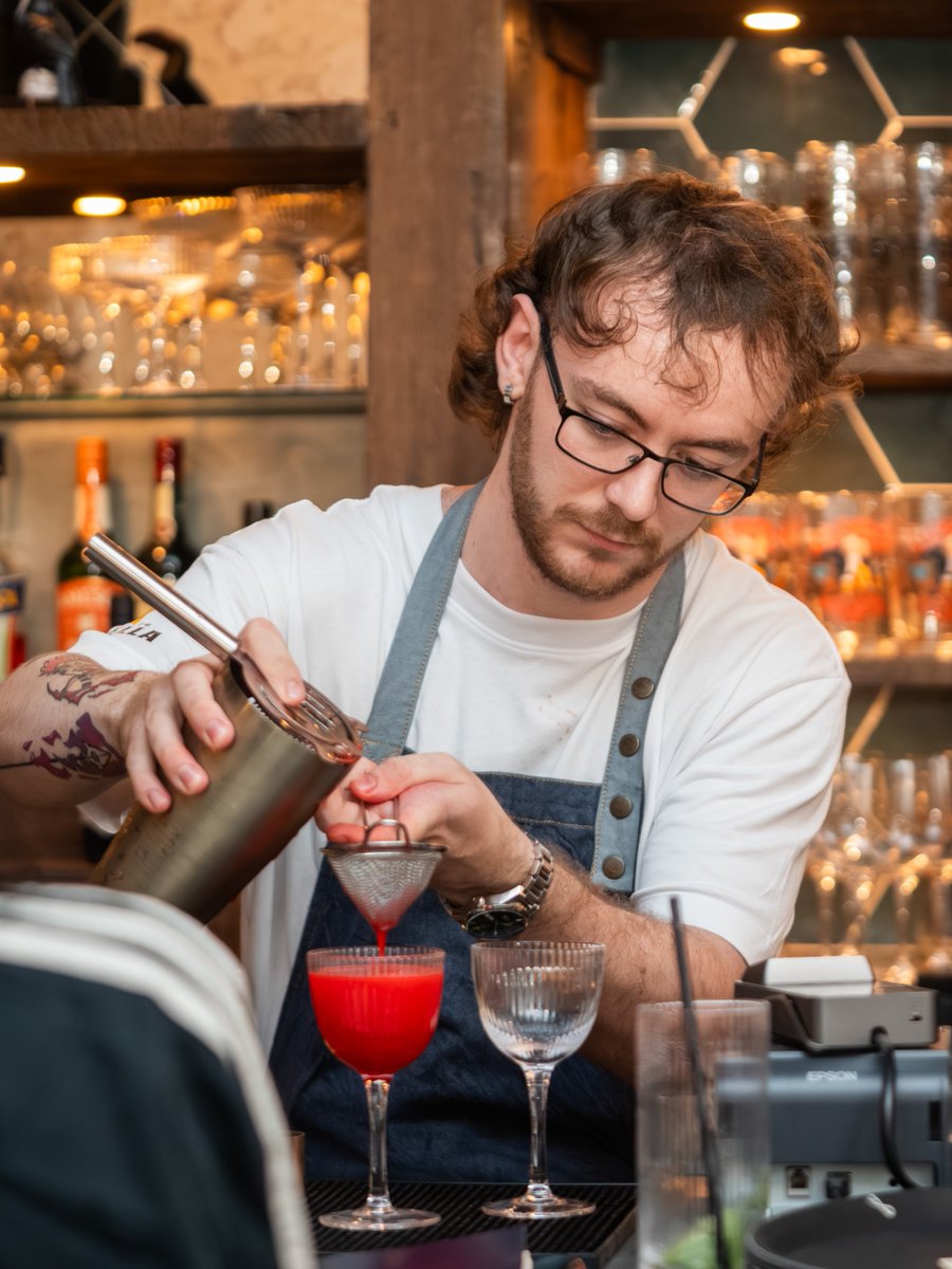 Your new weekend ritual starts here.

Live musicians, late-night DJs, great drinks, and the kind of atmosphere you only get at Barnacle after dark.

Book the restaurant, grab a spot in the bar, or stay for the whole night. It's your weekend. ⚓✨

#liverpoolbars #cocktails