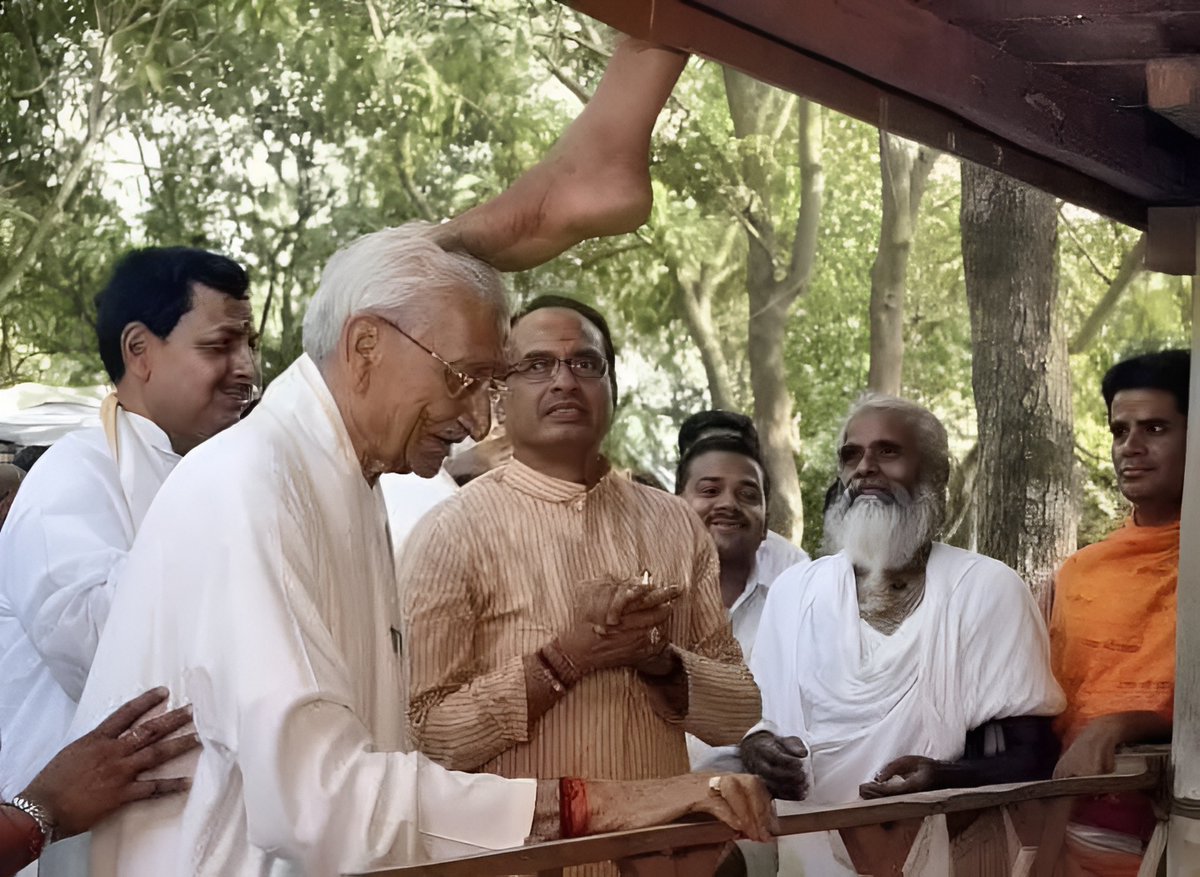 पूज्य देवराहा बाबा सदा मचान पर ही विराजते थे। कुंभ में जब भीड़ के बीच अशोक सिंघल जी और शिवराज सिंह चौहान दूर से आते दिखे, बाबा ने कहा “मार्ग दो, यह हिंदू समाज का प्रतिनिधि आ रहा है।”

उनका आशीर्वाद देने का तरीका भी बड़ा अनोखा था। वे सिर पर पैर रखकर आशीर्वाद देते।

<a href="/ChouhanShivraj/">Shivraj Singh Chouhan</a>