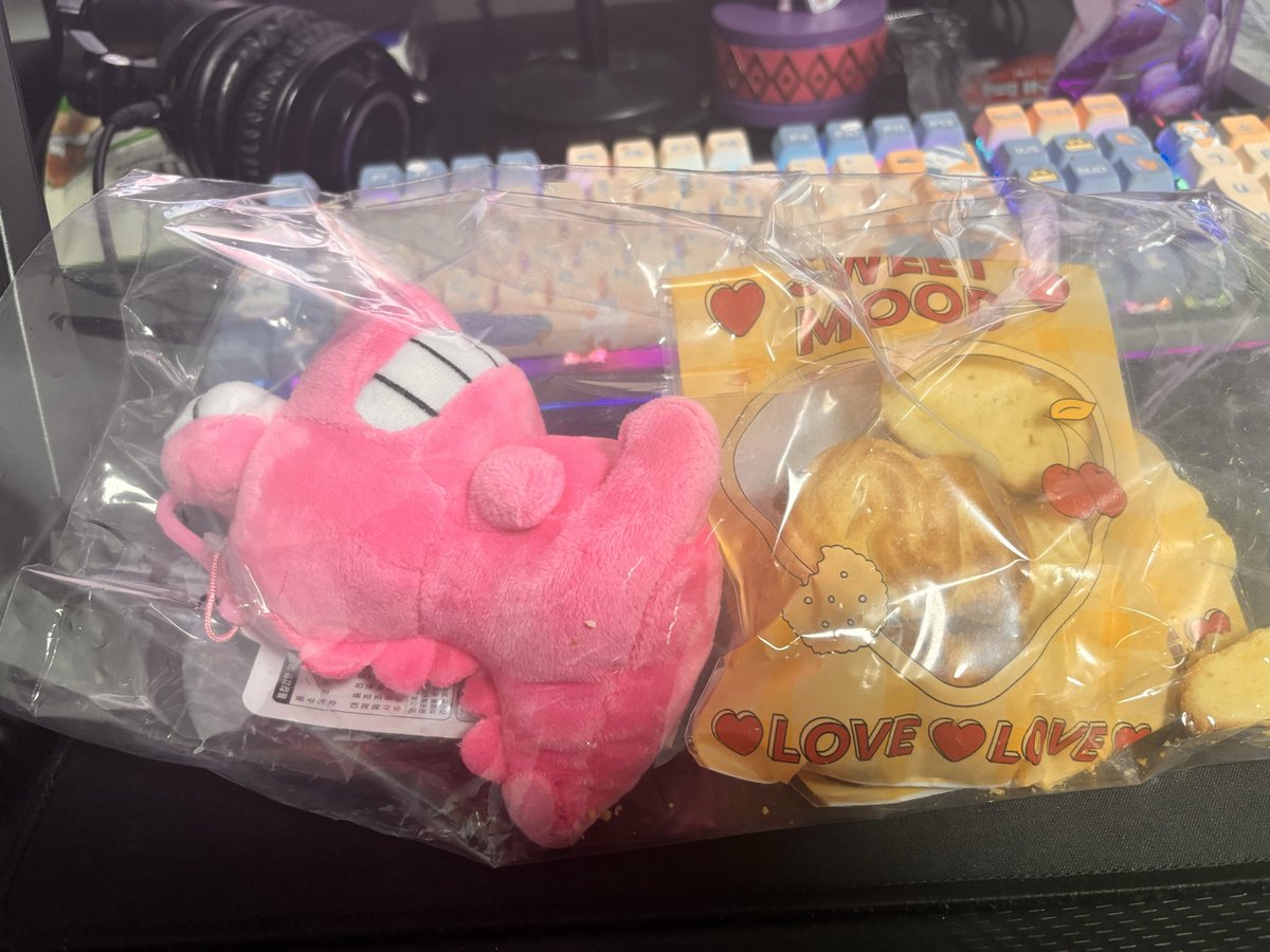 핫걸즈 최종보스… 이렇게 또 과거의 잔재를 다시금 느끼게 해주는군뇨… 2년전 빼빼로데이때도 봉지터져서 받았는데 또 터졌어 이건 그냥 운명적으로 이렇게 받을수바께 없었던거임wwww귀여운 짱구 인형까지 항상 고맙다에오 대 마 녀 😂😂🫶🫶🫶🫶