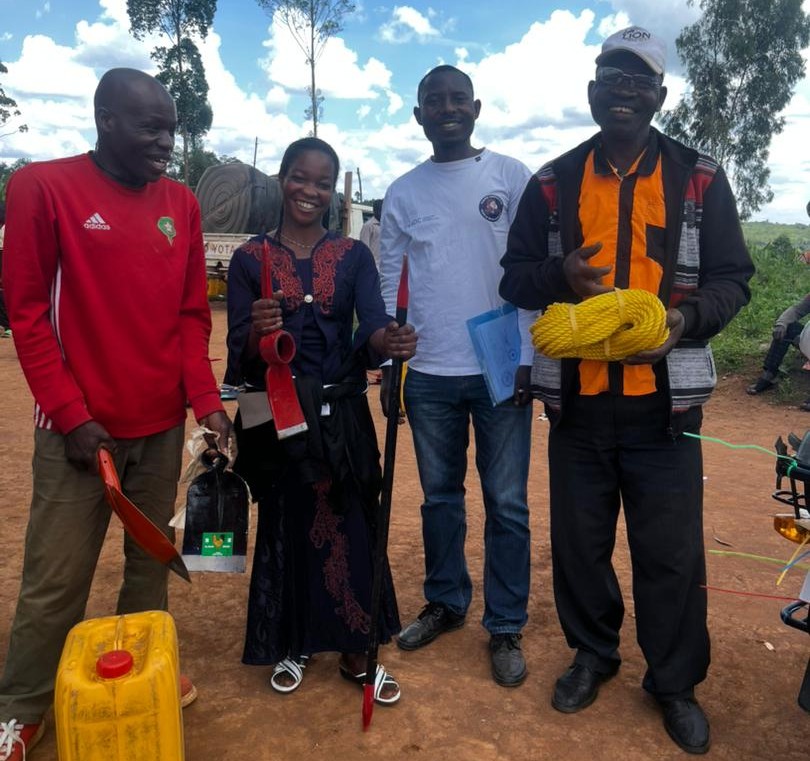 ongfeconde's tweet photo. Dans le cadre du Projet de ‘’Réponse multisectorielle en Santé et en Wash en faveur des populations affectées dans la Zone de Santé de MANGALA (Territoire de Djugu).
S’est déroulé une distribution des kits de creusage des latrines à MANGALA dans 13 villages
Date : 19 nov. 2025 https://t.co/HTveJo3lar