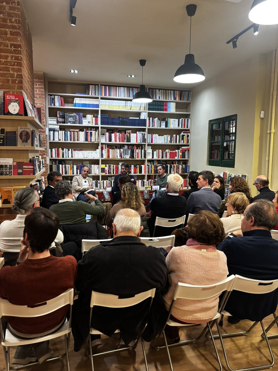 Gran día en Madrid. Muy agradecido a lectores, amigos y familiares por el cariño y la acogida. En especial a mis impagables presentadores, <a href="/MaldonadoAg/">Antonio Gª Maldonado</a> y <a href="/azeroloduran/">Armando Zerolo Durán</a>, y a la hermosa librería <a href="/dykinsonlibros/">Librería - Editorial Dykinson 📚</a>. 

Bárbara Gunz continúa su camino. 
La próxima, en Pontevedra. 
Feliz.