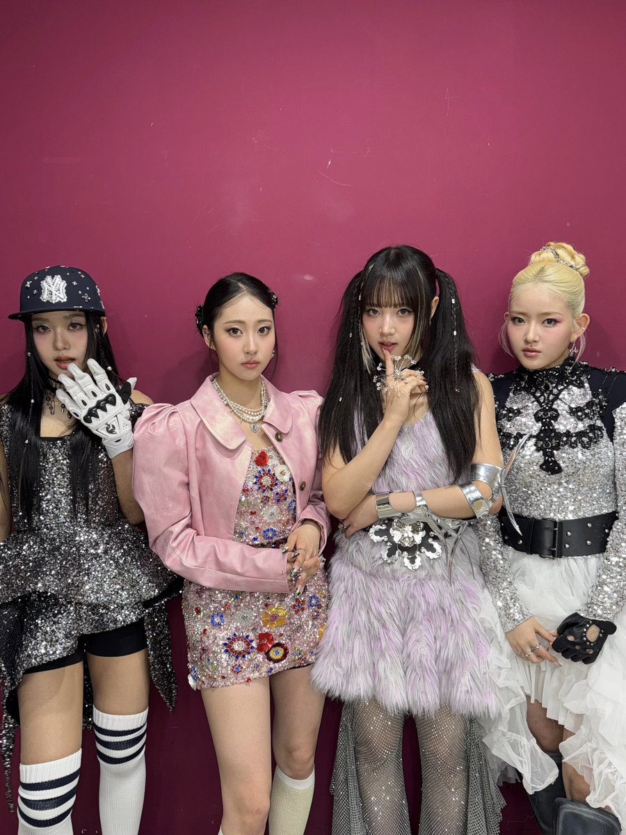 vvup_official's tweet image. [📸] 251122 음악중심

음악중심 무대 위 
아름답게 Super Model을 피워낸 오늘의 VVUP ✌🏻

#VVUP #비비업 #SuperModel 
#킴 #팬 #수연 #지윤 
#Kim #Paan #Suyeon #Jiyoon