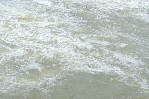 KonteZanovic's tweet image. Podgoričanin Petar Ivanović(23),sinoć je dva i po sata nakon ponoći,iz nabujale Morače spasio ženu od 38.godina koja je skočila sa Vezirovog mosta u Moraču
Momak,profesionalni spasilac je prolazio mostom i bez razmišljanja skočio u rijeku

Milatoviću,ovakvi se nagrađuju ordenom!