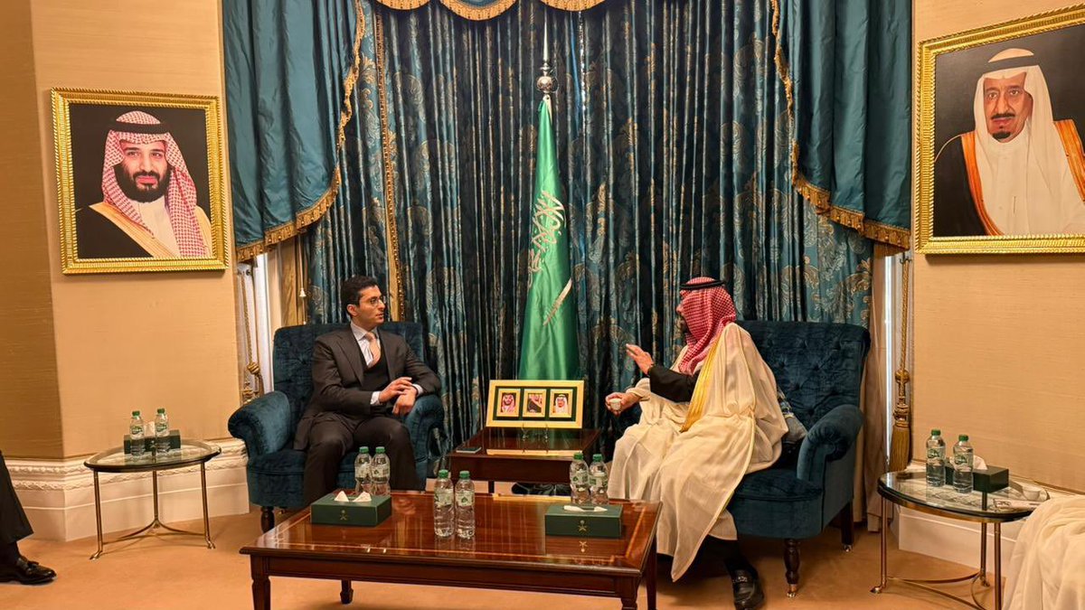 التقى سعادة الرئيس التنفيذي لـ #المركز_السعودي_لحلال م. عبدالعزيز الرشودي خلال زيارته لمقر سفارة المملكة العربية السعودية لدى المملكة المتحدة بسعادة نائب سمو السفير أ. بندر السديري، وجرى خلال اللقاء استعراض جهود المملكة في قطاع الحلال، وتسليط الضوء على المبادرات الاستراتيجية التي