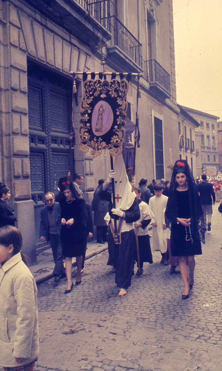 Esperando a la puerta de la iglesia de San Pedro el Viejo la salida de la procesión de Jesús el Pobre y posterior procesión en la calle del Nuncio h. 1970. Fotos de José Fernández en mi custodia.