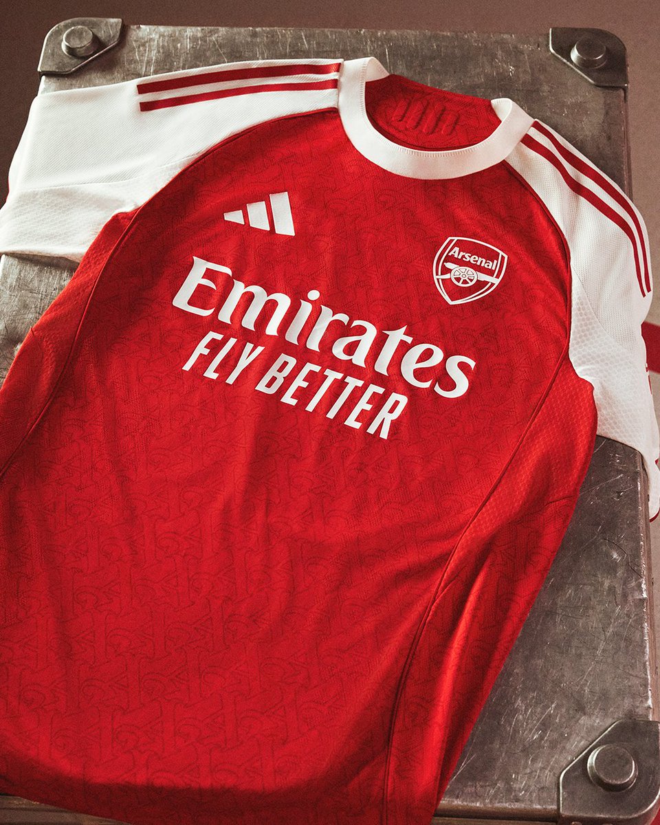 _PointDePenalty's tweet photo. Le maillot domicile d'Arsenal tombe en promo à -50% et le flocage officiel Premier League est lui aussi en promo à 11 balles c'est MAGNIFIQUE !

Lien (1̶0̶0̶€ 50€) https://t.co/DFsWodbRSh https://t.co/9YSFqxZmIX