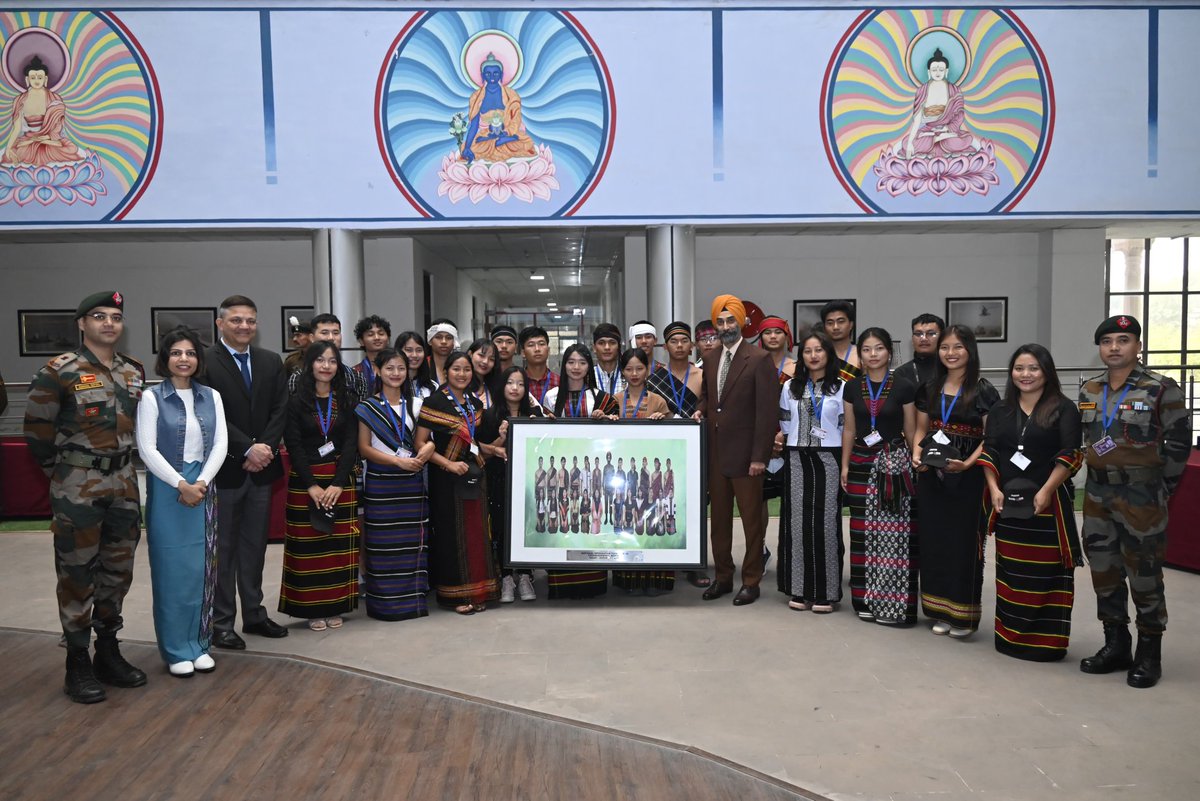 SWComd_IA's tweet photo. National Integration 

As part of the #NationalIntegrationTour under #OpSadbhavna, young students from #Manipur visited #Jaipur, immersing themselves in the city’s rich heritage and the proud military ethos of #SaptaShaktiCommand.

They explored Birla Planetarium, Hawa Mahal, local bazaars, Nahargarh Fort, Jal Mahal & Amer Fort—experiences that broadened their horizons.

At Headquarters Sapta Shakti Command, the students interacted with #LtGenHSVandra, #COS, whose inspiring words motivated them to aim high and excel in life.

#IndianArmy 
#JaipurMilitaryStation 
#AssamRifles 
#TanotBde
#InServiceOfTheNation 
#NationFirst 
#NationBuilding

@adgpi 
@DefenceMinIndia 
@HQ_IDS_India 
@SpokespersonMoD 
@PRODefRjsthn 
@easterncomd
@official_dgar