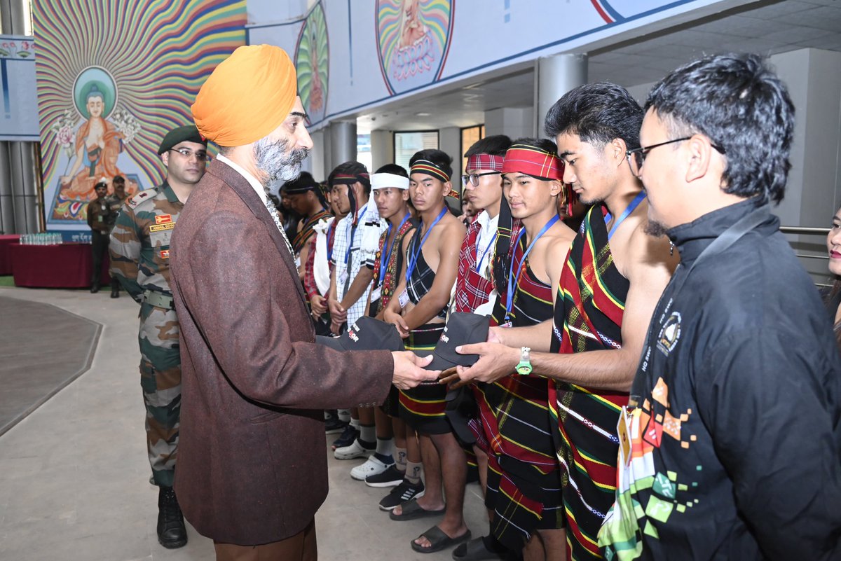 SWComd_IA's tweet photo. National Integration 

As part of the #NationalIntegrationTour under #OpSadbhavna, young students from #Manipur visited #Jaipur, immersing themselves in the city’s rich heritage and the proud military ethos of #SaptaShaktiCommand.

They explored Birla Planetarium, Hawa Mahal, local bazaars, Nahargarh Fort, Jal Mahal & Amer Fort—experiences that broadened their horizons.

At Headquarters Sapta Shakti Command, the students interacted with #LtGenHSVandra, #COS, whose inspiring words motivated them to aim high and excel in life.

#IndianArmy 
#JaipurMilitaryStation 
#AssamRifles 
#TanotBde
#InServiceOfTheNation 
#NationFirst 
#NationBuilding

@adgpi 
@DefenceMinIndia 
@HQ_IDS_India 
@SpokespersonMoD 
@PRODefRjsthn 
@easterncomd
@official_dgar