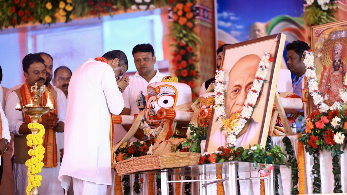 dpradhanbjp's tweet photo. ଭଦ୍ରକ ଜିଲ୍ଲା ଧାମନଗର ଦୋବଲ ଠାରେ ଲୌହ ମାନବ ସର୍ଦ୍ଦାର ବଲ୍ଲଭ ଭାଇ ପଟେଲଙ୍କ ୧୫୦ତମ ଜୟନ୍ତୀ ଅବସରରେ ଆୟୋଜିତ ‘ଏକତା ପଦଯାତ୍ରା ଏବଂ ସାଧାରଣ ସଭା’ରେ ଯୋଗଦେଲି । ଏହି ଅବସରରେ ସ୍ଥାନୀୟ ଅଞ୍ଚଳର ବିକାଶ ପାଇଁ ପ୍ରାୟ ୧୦୧ କୋଟି ଟଙ୍କା ବ୍ୟୟରେ ହେବାକୁ ଥିବା ୨୨ଟି ପ୍ରକଳ୍ପର ଶିଳାନ୍ୟାସ କରି ଆନନ୍ଦିତ । ପ୍ରଧାନମନ୍ତ୍ରୀ ଉଚ୍ଚତର ଶିକ୍ଷା ଅଭିଯାନ ପାଣ୍ଠିରୁ ୧୫ କୋଟି ଟଙ୍କା ବ୍ୟୟରେ ଧାମନଗର କଲେଜର ବିକାଶ, ଗୋହିରାଟିକିରିରେ ଉନ୍ନୟନମୂଳକ କାର୍ଯ୍ୟ ଓ ଅନ୍ୟାନ୍ୟ ପ୍ରକଳ୍ପର ଶିଳାନ୍ୟାସ ବିକାଶକୁ ତ୍ୱରାନ୍ୱିତ କରାଇବ ।