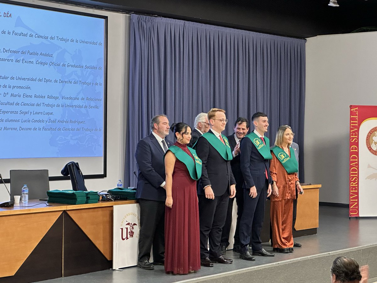 Ayer tampoco podíamos faltar a nuestra cita con los alumnos y alumnas del Grado en Relaciones Laborales y Recursos Humanos que celebraron su acto de graduación en la Facultad de Ciencias del Trabajo de la Universidad de Sevilla.

¡Enhorabuena a todos los egresados y egresadas!!