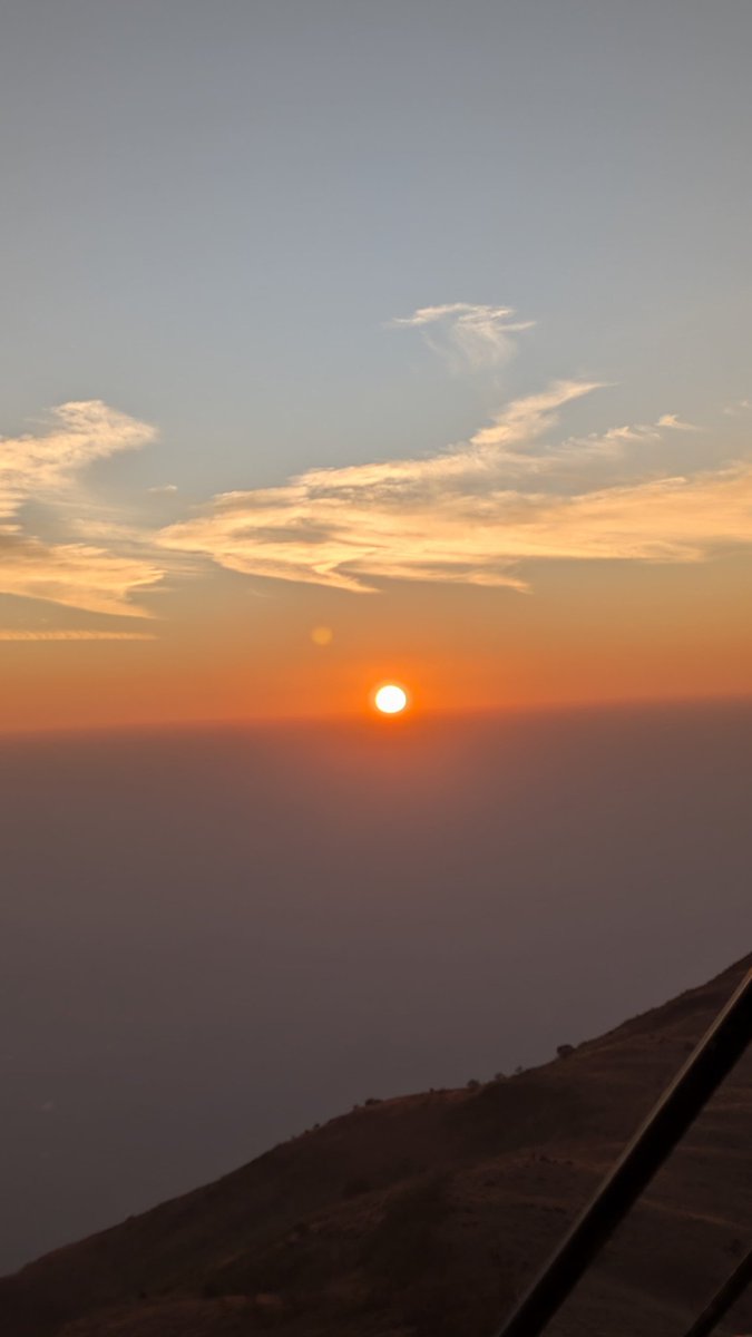 zil_patel177's tweet photo. @MtKalsubai, Maharashtra’s highest peak - the sunrise revealed a stunning triangular shadow of the mountain across the horizon.
A rare show of optics + geometry in nature.
Science is everywhere @InfoGujcost #SunriseScience #NatureAndScience https://t.co/siBja4LBtQ