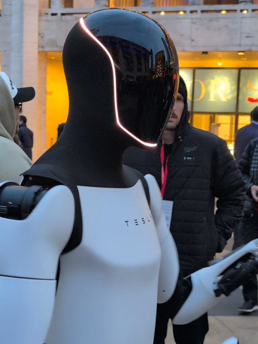 xamiguo's tweet image. 看完 Elon Musk 昨天发的那段 Optimus 在纽约街头走动的视频，说实话——我知道这是 AI 做的，但这不重要，重要的是 Musk 想让我们看到一个信号：人形机器人已经准备好进入城市叙事了。

现在很多人把注意力放在“视频是不是合成的”，但真正值得关注的是：
 当 CEO…