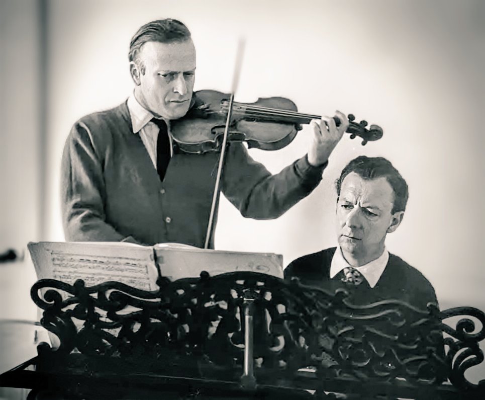 ConrothN's tweet image. Happy birthday to the prominent English composer, conductor, and pianist #BenjaminBritten, born November 22, 1913, on the feast day of Saint Cecilia, the patron saint of music 🎂🎶🌹

📸 2 with legendary 
violinist #YehudiMenuhin