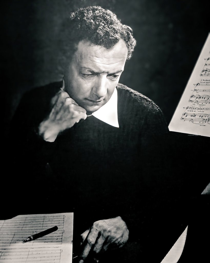 ConrothN's tweet image. Happy birthday to the prominent English composer, conductor, and pianist #BenjaminBritten, born November 22, 1913, on the feast day of Saint Cecilia, the patron saint of music 🎂🎶🌹

📸 2 with legendary 
violinist #YehudiMenuhin