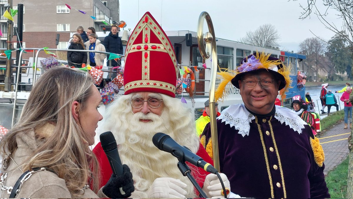 MarcoPJB's tweet image. Ja! Hij is er weer! Sinterklaas is zojuist in Leiderdorp gearriveerd! Hij werd verwelkomd door burgemeester Tjarda Struik.