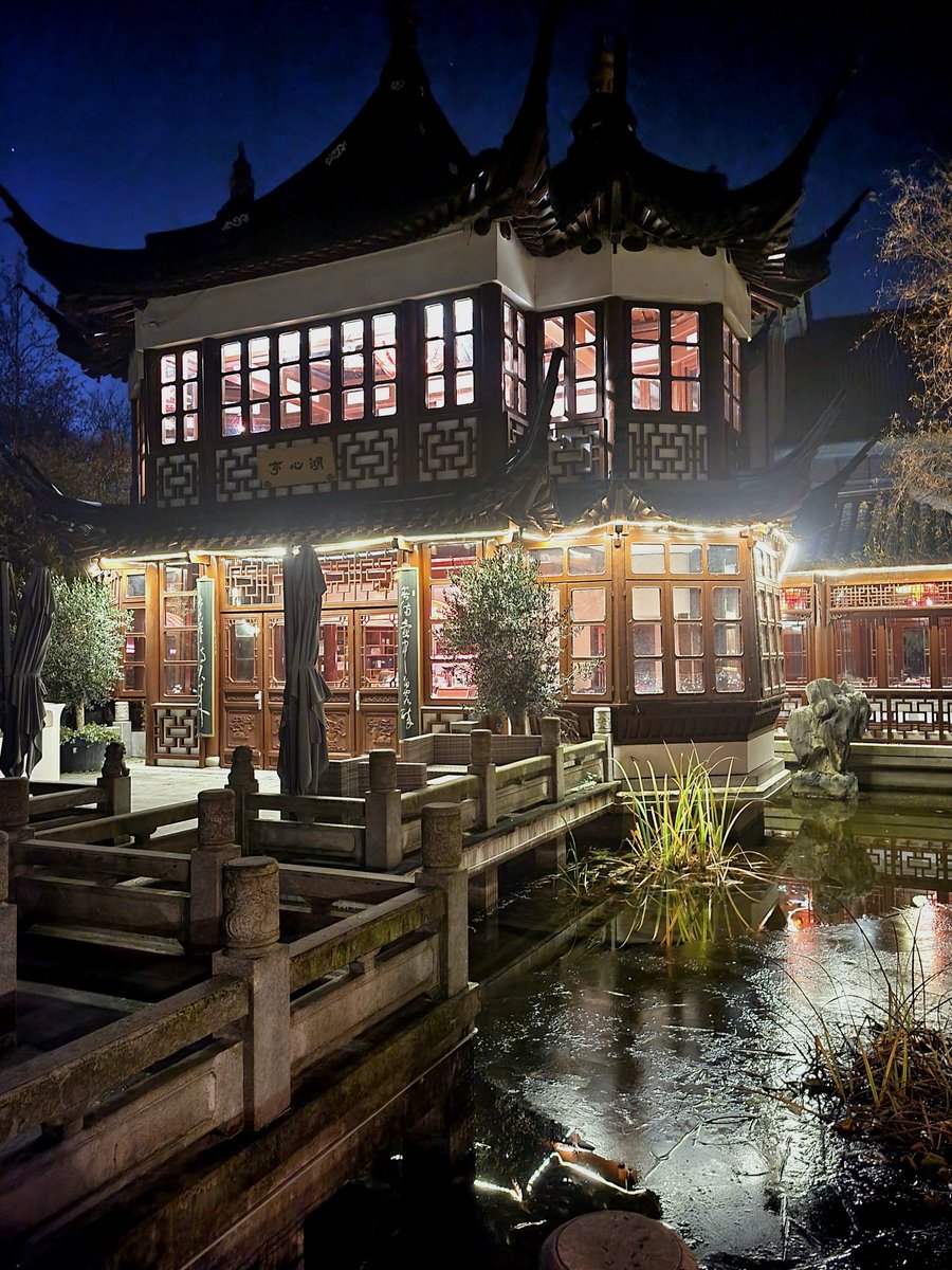 make_boluo_'s tweet image. A rather interesting dinner location yesterday at #DVCS #Hamburg: a replica of the Yuyuan 豫園 teahouse in #Shanghai. There is a lot of talk on #Chinese replicas of European cities, but this is an example of a contemporary imitation of traditional #ChineseArchitecture! #sinology