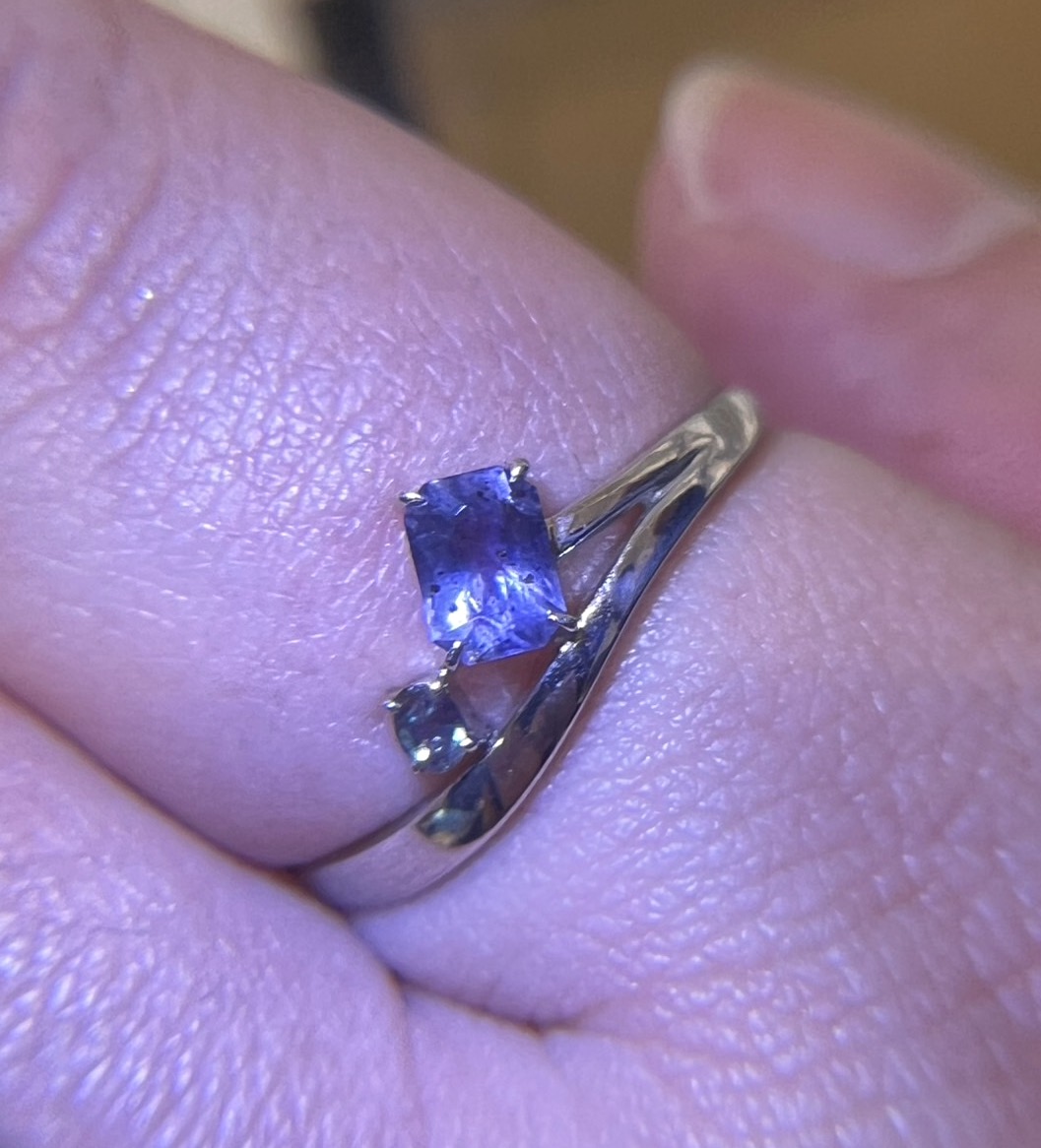 購入特典のアイオライトサンストーンとアレキサンドライトを、前回のポップアップでリングへオーダーメイドしてくださったお客様が、ご来店くださいました。
アームの湾曲に合わせ、石の角度を細かく調整したデザイン。普段から着けていますとのお声もいただき、嬉しい限りです😊 #カラッツみんレポ