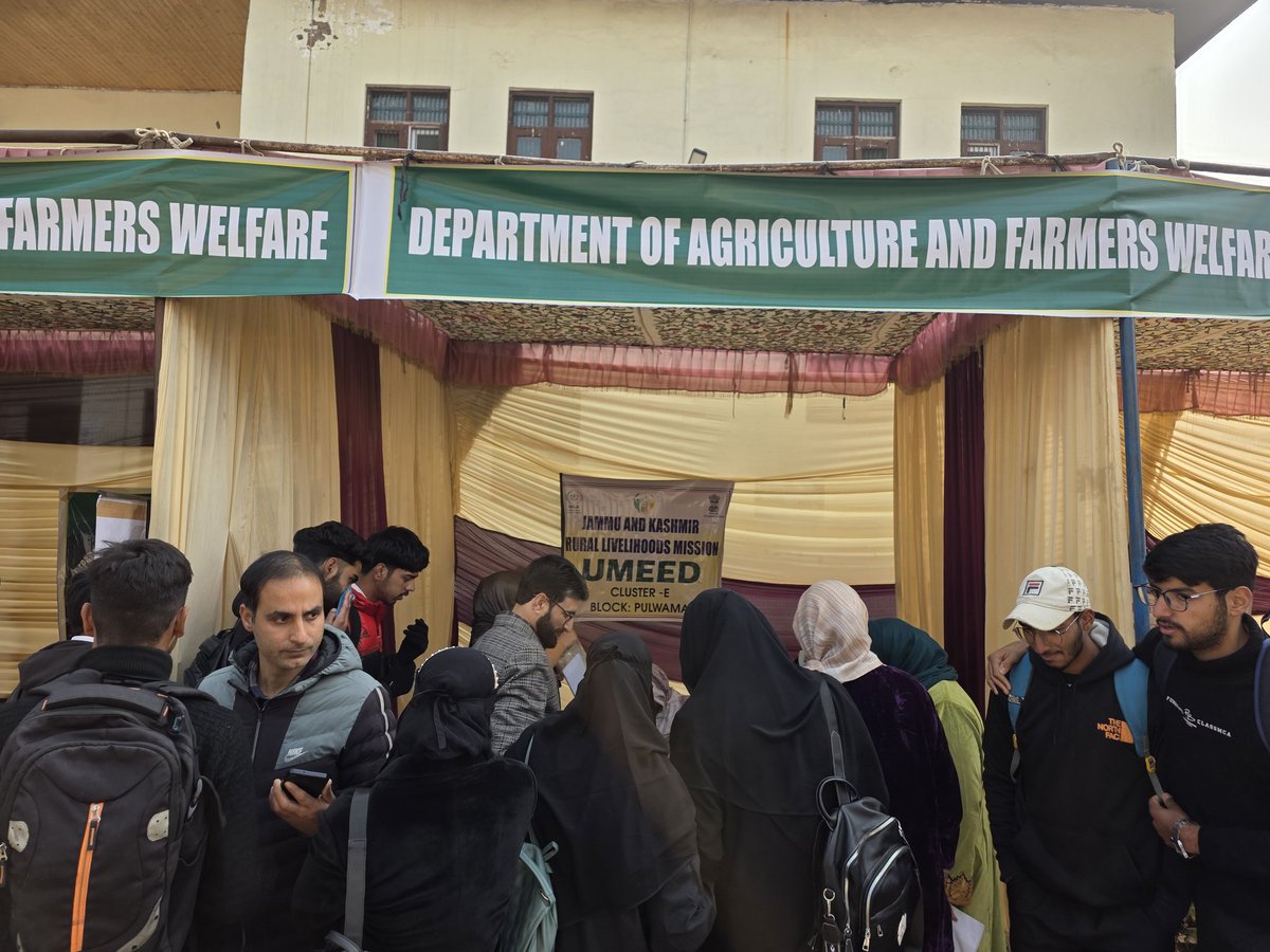 JkrlmP's tweet photo. SHG members of JKRLM Pulwama participated in the Kisan Mela organised by the Dept. of Agriculture &amp; Farmers Welfare, showcasing their products and entrepreneurial spirit. 
@MoRD_GoI @PMOIndia @OfficeOfLGJandK @dcpulwama @parawahid @JK_NRLM https://t.co/0RsGyz3rT1