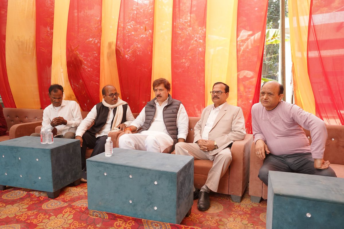 MDhananjaySingh's tweet image. धीरेन्द्र सिंह व हीरेंद्र सिंह जी (अधिवक्ता हाईकोर्ट दिल्ली) बरईपार स्थित उनके आवास पर आयोजित रामचरितमानस पाठ में उपस्थिति।

#रामचरितमानस_पाठ