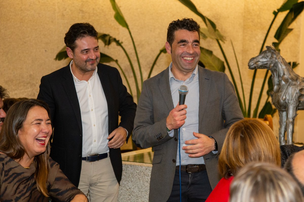 Onte desfrutamos da Cea de Nadal do PP do Grove, co presidente <a href="/LuisLopezLugues/">Luis López Lugués</a>, a secretaria <a href="/luisapineiropp/">Luisa Piñeiro Arcos</a>, compañeiros do concello e da comarca e uns anfitrións excepcionais: o portavoz Pablo Leiva e o seu equipo.

Brindamos xuntos polo mellor futuro para O Grove 🥂